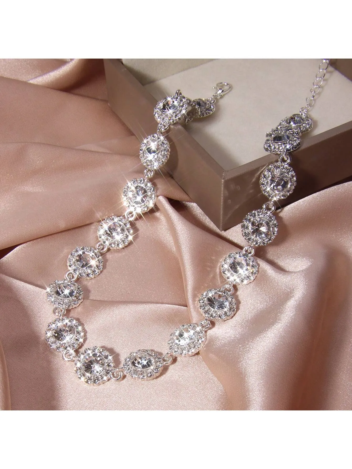 1pc Necklace Silver-tone Paved Rhinestone Classic Halo Design Statement Necklace