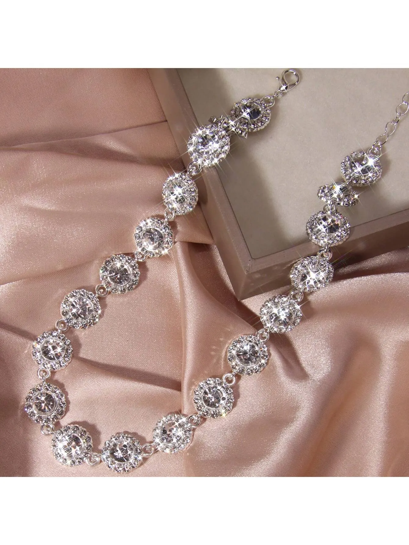 1pc Necklace Silver-tone Paved Rhinestone Classic Halo Design Statement Necklace