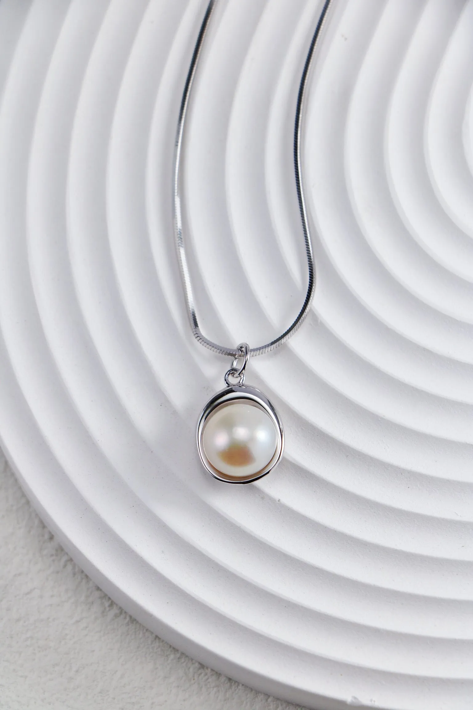 Elegant Pearl Pendant Necklace